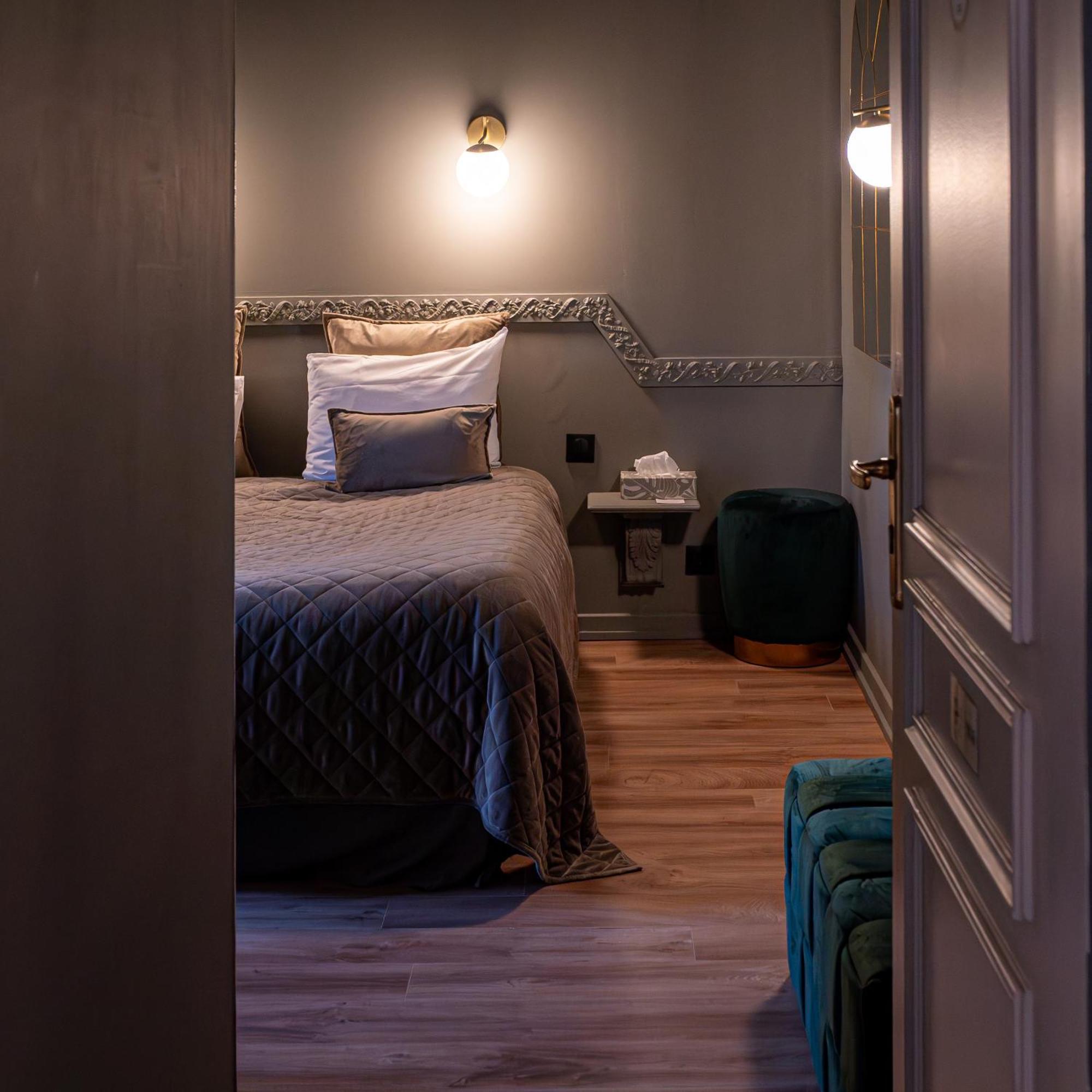Hotel Des Dauphins Bourgoin-Jallieu Екстер'єр фото